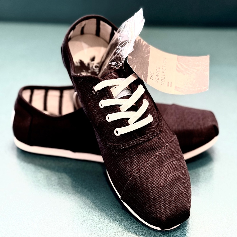 Toms Black Canvas women’s Sneakers. Brand new